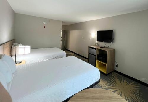 Una cama o camas en una habitación de Days Inn by Wyndham LaPlace- New Orleans