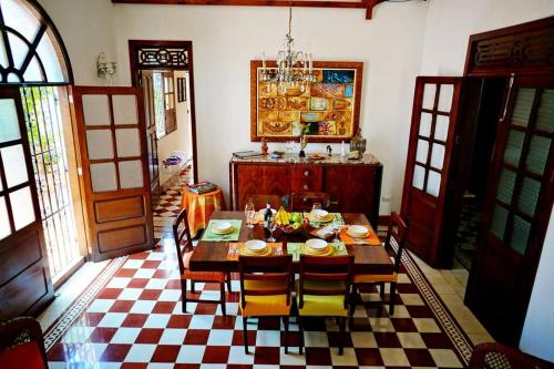 uma sala de jantar com uma mesa e algumas cadeiras em Casa Blanca María Barranquilla - Authentic colonial house em Barranquilla