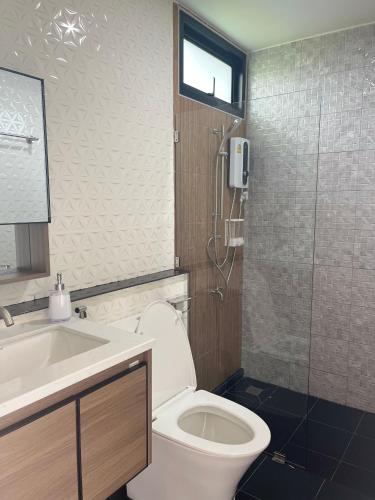 a bathroom with a toilet and a sink and a shower at บ้านสวนเรินย่า(เรินย่าคาเฟ่) in Thung Song
