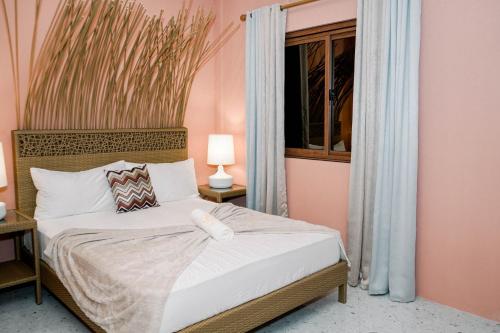 1 dormitorio con cama y ventana en Casa Ferta en Pansol