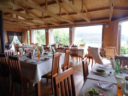 Restoran või mõni muu söögikoht majutusasutuses Complejo Pehuen Lago Lanalhue
