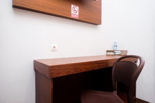 a wooden desk with a chair in a room at RedDoorz near Tentrem Mall Semarang in Semarang