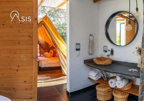 a room with a bed and a tent at Asis Glamping 1 in Guatapé