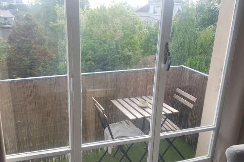 mit Blick auf einen Balkon mit einem Tisch und Stühlen in der Unterkunft Spacieux T2 / verdure à Paris en 15min in Rueil-Malmaison