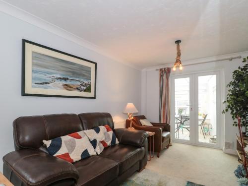Gallery image of Pebbles Foxglove Way in Bridport
