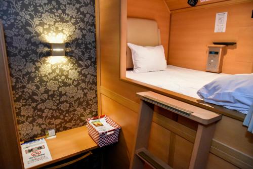 Una cama o camas en una habitación de Hotel Palms Tenmonkan