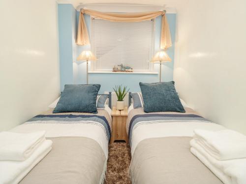 2 camas en una habitación con ventana en Westview, en Dartmouth