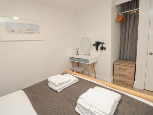 1 dormitorio con 1 cama con lavamanos y toallas en Westview, en Dartmouth