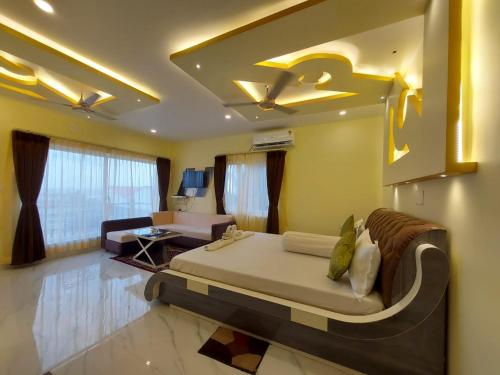 ein Schlafzimmer mit Bett und ein Wohnzimmer in der Unterkunft Hindusthan Inn - On Beach in Mandarmani