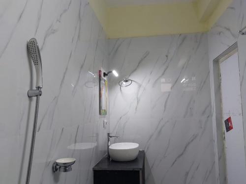 Ein Badezimmer in der Unterkunft Hindusthan Inn - On Beach