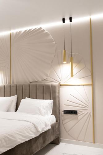 a bedroom with a bed and a mirror at Villa Grey Hotel in Duliby