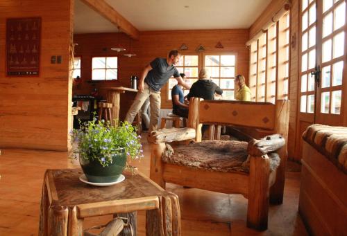 Posezení v ubytování Palafito Hostel Chiloé