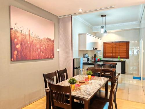 a dining room and kitchen with a table and chairs at GWarmStay@GoldenHillsNightMarket in Brinchang