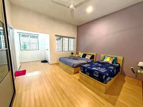 1 Schlafzimmer mit 2 Betten in einem Zimmer in der Unterkunft GWarmStay@GoldenHillsNightMarket in Brinchang