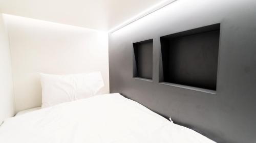 曼谷PIER 808 Hostel的一间卧室配有床和2台电视