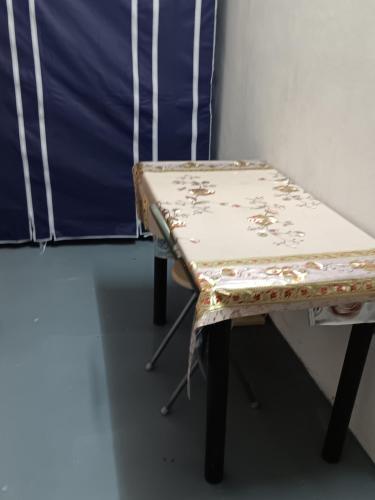 un tavolo e una sedia in una stanza di Chambre agréable dans un quartier résidentiel a Port Louis