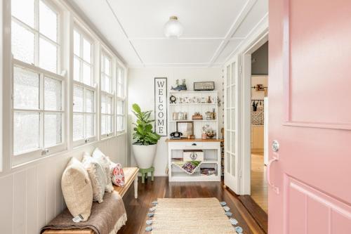 un soggiorno con divano e finestre di Cherry Tree Cottage! CBD Magic! a Toowoomba