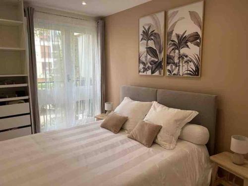 - une chambre avec un lit avec deux oreillers et une fenêtre dans l'établissement Stunning appartement close to Versailles, à Le Chesnay