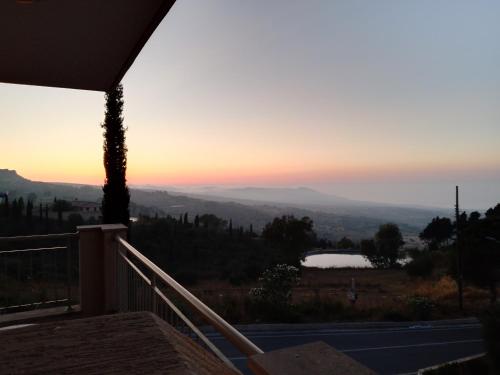 vistas a la puesta de sol desde el balcón de una casa en Mountain Kathikas apartments, en Káthikas