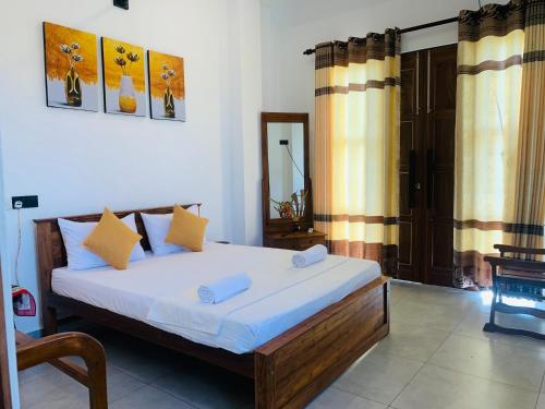 1 dormitorio con 1 cama en una habitación en Kavin beach hotel en Hikkaduwa