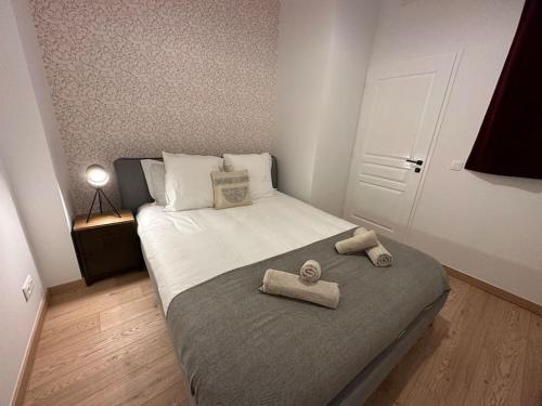 ein Schlafzimmer mit einem Bett mit zwei Handtüchern darauf in der Unterkunft Hypercentre - FREE Parking - clim - wifi - netflix in Libourne