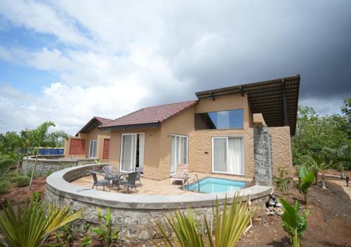 una casa con patio e piscina di Waterstone resort 