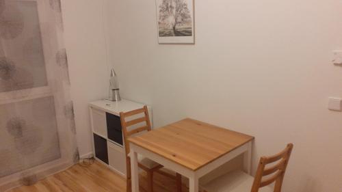 a small table and a table and chairs in a room at Schönes Zimmer in der Wetterau in Ranstadt