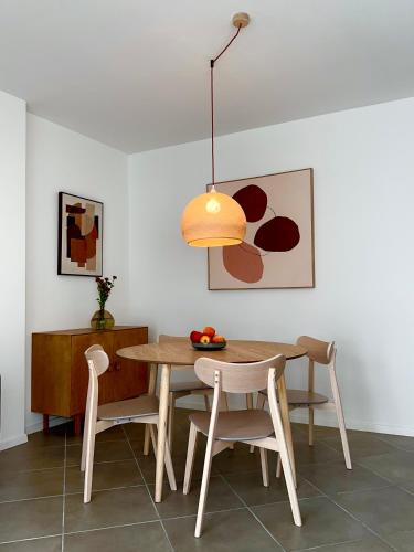 - une salle à manger avec une table et des chaises en bois dans l'établissement Il Nido del Pettirosso - by Osteria del Pettirosso, à Rovereto