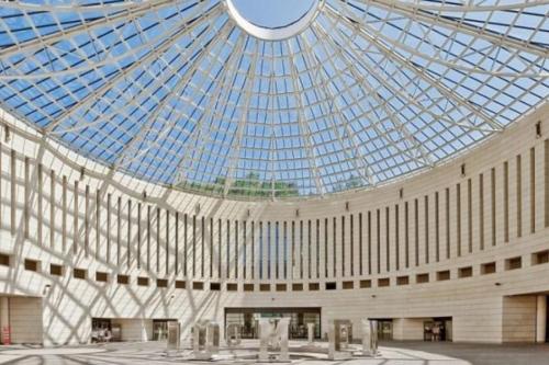 ロヴェレートにあるIl Nido del Pettirosso - by Osteria del Pettirossoの大きなガラスのドーム型天井の大きな建物