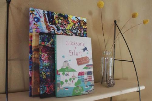a book sitting on top of a shelf at Ländliches Wohnen zwischen Erfurt und Gotha in Erfurt