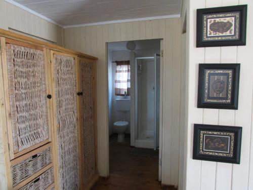 um quarto com uma casa de banho com um WC e uma porta em Lush Bush at Loodswaai Cullinan close to Dinokeng em Rust de Winter