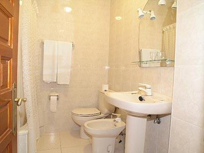 La salle de bains blanche est pourvue de toilettes et d'un lavabo. dans l'établissement Hotel Costa San Juan De La Canal, à Soto de la Marina