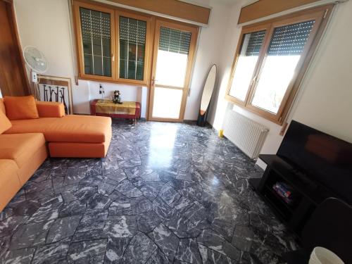 ein Wohnzimmer mit einem Sofa und einem TV in der Unterkunft CASA CATERINA in Romano D'Ezzelino