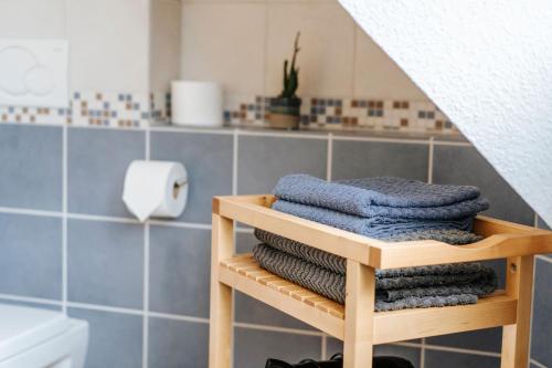 un montón de toallas en un estante en un baño en Weingut Eduard Kroth, en Briedel