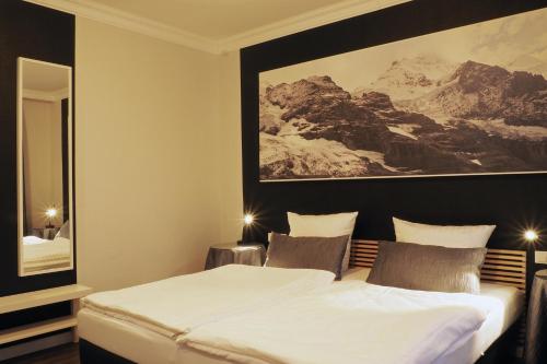 a bedroom with a bed and a painting on the wall at Rein Klassik Hotel in Bad Pyrmont