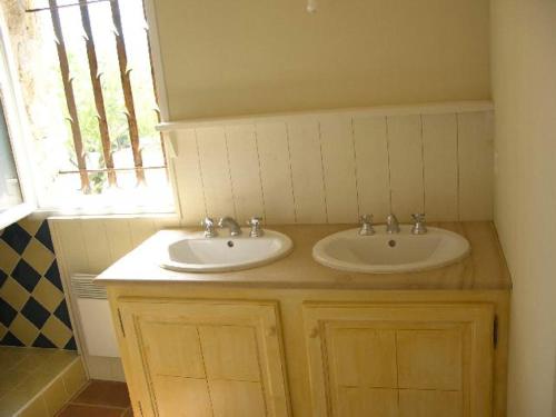 baño con 2 lavabos y ventana en Villa Corbieres en Durban-Corbières
