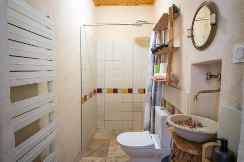 uma casa de banho com um WC e um lavatório em Lou Rey Éco Hameau - Gîte, Chambre d'Hôtes & Table d'Hôtes em Le Collet-de-Dèze