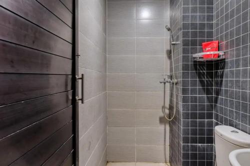 Koupelna v ubytování RedDoorz Syariah near Airlangga University Campus B