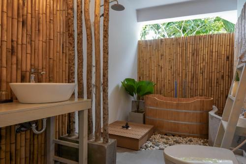een badkamer met een wastafel, een toilet en een douche bij Babylon Mini Resort in Vung Tau