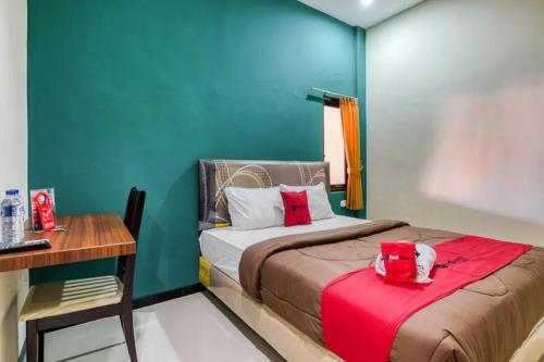 Säng eller sängar i ett rum på RedDoorz Syariah near Airlangga University Campus B
