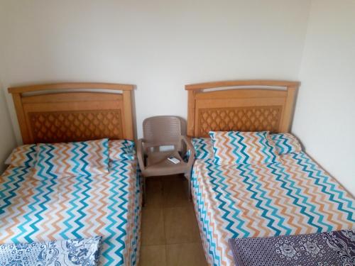 twee bedden naast elkaar in een kamer bij Grand hills elsahel elshamaly in Alexandrië
