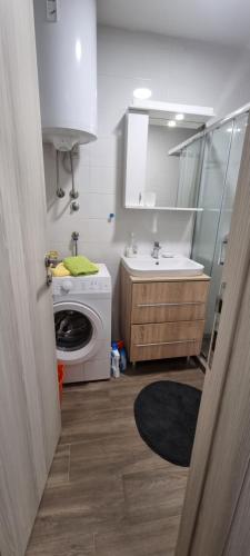 a bathroom with a washing machine and a sink at Perfetto Apartment city central- wi fi 30m2 in Zvezdara