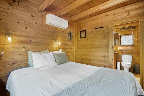 1 dormitorio con 1 cama en una cabaña de madera en Cabana - Finca Lliber, en Lliber