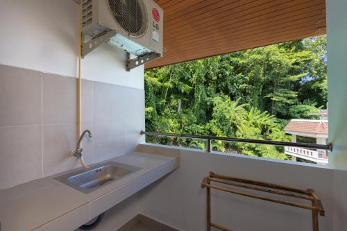 cocina con fregadero y ventana en Grand View, en Patong Beach