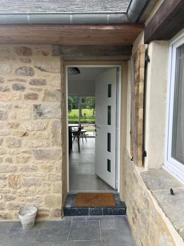 une entrée à une maison avec un mur en pierre dans l'établissement La petite maison, à Plélan-le-Petit