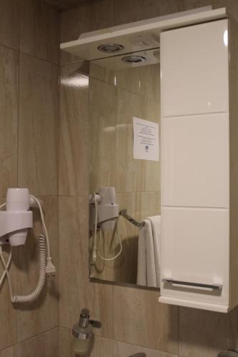 a mirror in the corner of a bathroom with towels at IN Hotel Zlatar ex Zlatarski Biseri in Nova Varoš