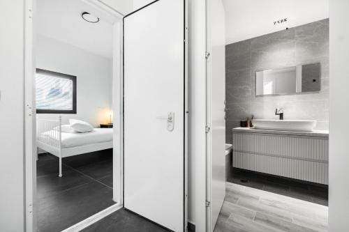 een witte badkamer met een wastafel en een spiegel bij Top Tlv in Tel Aviv