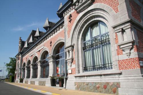 - un grand bâtiment en briques avec des fenêtres donnant sur une rue dans l'établissement B&B Tolkantoor, à Zelzate