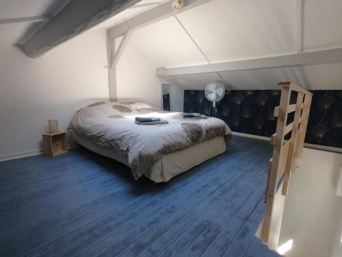- une chambre avec un lit et du parquet dans l'établissement Maisonnette aux portes du Médoc, à Blanquefort