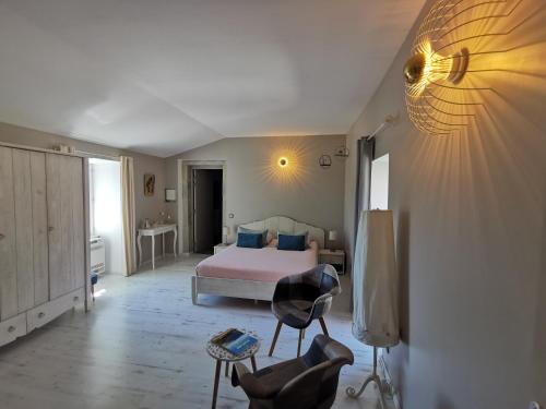 ChambonasにあるLe Mas des Loges - Les Vans / Chambonasのベッドルーム1室(ベッド1台、椅子付)